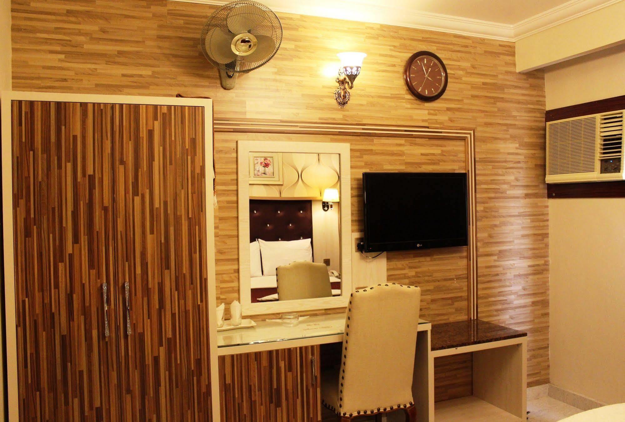 Sutchi Hotel Дубай Экстерьер фото